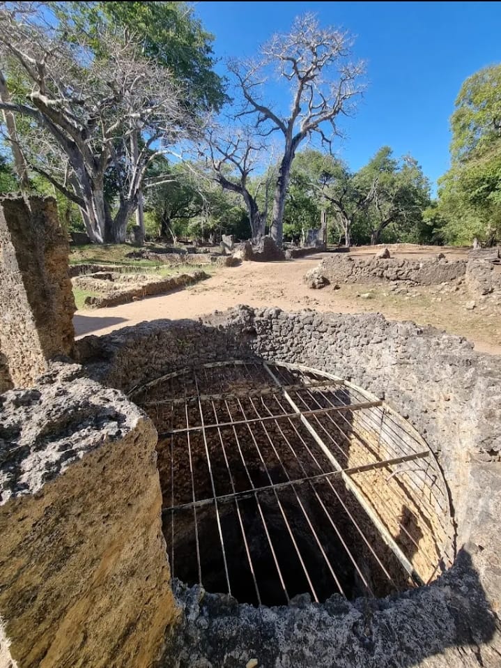 Gede Ruins, Robinson Island & Marafa Grand Canyon photo 2
